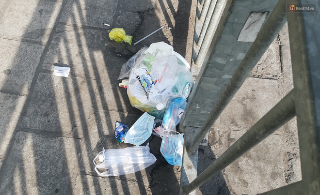 Khi người d&acirc;n chen nhau mua bằng được khẩu trang để bảo vệ ch&iacute;nh m&igrave;nh nhưng lại vứt tr&agrave;n lan ra ngo&agrave;i m&ocirc;i trường - Ảnh 3.