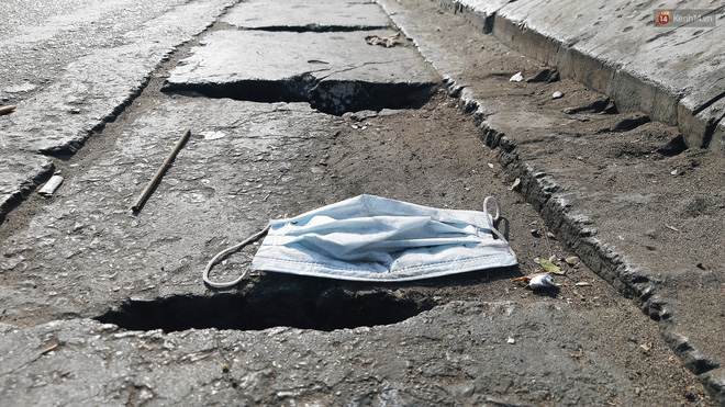 Khi người d&acirc;n chen nhau mua bằng được khẩu trang để bảo vệ ch&iacute;nh m&igrave;nh nhưng lại vứt tr&agrave;n lan ra ngo&agrave;i m&ocirc;i trường - Ảnh 5.