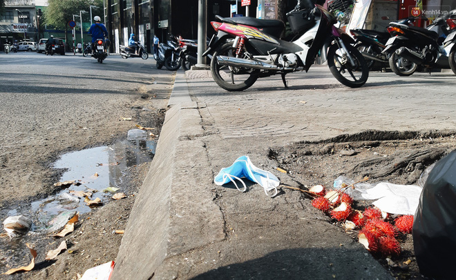 Khi người d&acirc;n chen nhau mua bằng được khẩu trang để bảo vệ ch&iacute;nh m&igrave;nh nhưng lại vứt tr&agrave;n lan ra ngo&agrave;i m&ocirc;i trường - Ảnh 6.