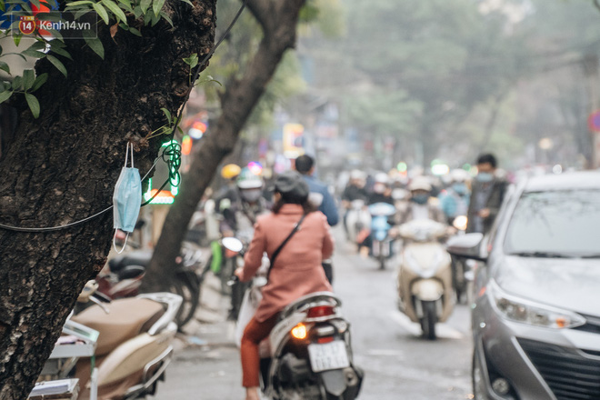 Khi người d&acirc;n chen nhau mua bằng được khẩu trang để bảo vệ ch&iacute;nh m&igrave;nh nhưng lại vứt tr&agrave;n lan ra ngo&agrave;i m&ocirc;i trường - Ảnh 8.