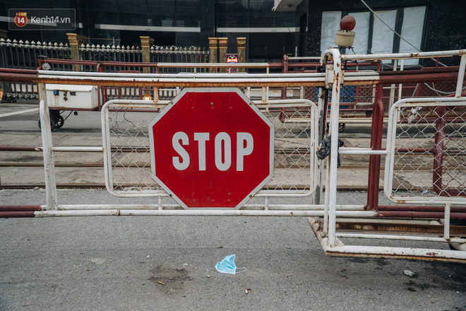 Khi người d&acirc;n chen nhau mua bằng được khẩu trang để bảo vệ ch&iacute;nh m&igrave;nh nhưng lại vứt tr&agrave;n lan ra ngo&agrave;i m&ocirc;i trường - Ảnh 9.