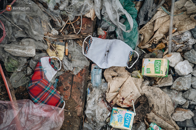 Khi người d&acirc;n chen nhau mua bằng được khẩu trang để bảo vệ ch&iacute;nh m&igrave;nh nhưng lại vứt tr&agrave;n lan ra ngo&agrave;i m&ocirc;i trường - Ảnh 10.