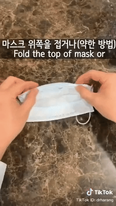 D&agrave;nh cho team cận thị giữa cơn b&atilde;o virus corona: C&aacute;ch đeo khẩu trang cực đơn giản để mắt k&iacute;nh kh&ocirc;ng bị mờ v&igrave; hơi nước - Ảnh 2.