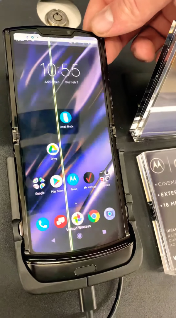 Chỉ sau 1 ng&agrave;y mở b&aacute;n, Moto RAZR đ&atilde; bị lỗi m&agrave;n h&igrave;nh h&agrave;ng loạt - Ảnh 1.