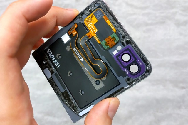 Ph&oacute;ng vi&ecirc;n GSMArena kể về h&agrave;nh tr&igrave;nh sửa Galaxy Z Flip đầy trắc trở - Ảnh 3.