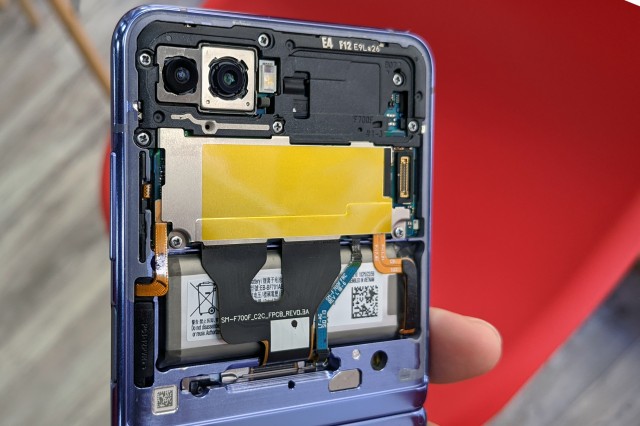 Ph&oacute;ng vi&ecirc;n GSMArena kể về h&agrave;nh tr&igrave;nh sửa Galaxy Z Flip đầy trắc trở - Ảnh 5.