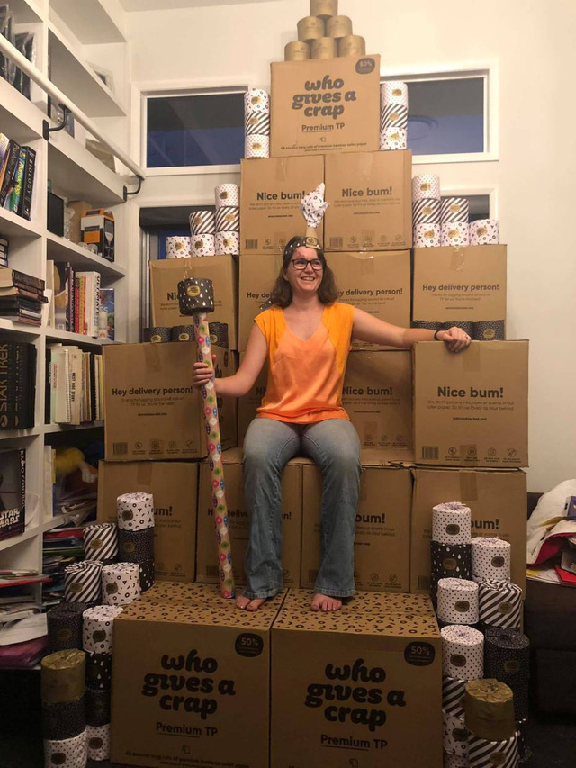 Khủng hoảng giấy vệ sinh v&igrave; Covid-19 ở &Uacute;c: Từ h&atilde;ng h&agrave;ng kh&ocirc;ng Virgin đến chuỗi trang sức đều &lsquo;troll&rsquo; hết m&igrave;nh, d&acirc;n mạng đua nhau l&agrave;m ảnh chế - Ảnh 1.