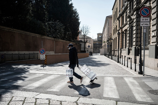 Nước &Yacute; trong ng&agrave;y đầu bị phong tỏa: Nhiều người l&aacute;ch luật bằng mọi c&aacute;ch, mặc lời k&ecirc;u gọi khẩn thiết từ ch&iacute;nh phủ - Ảnh 3.