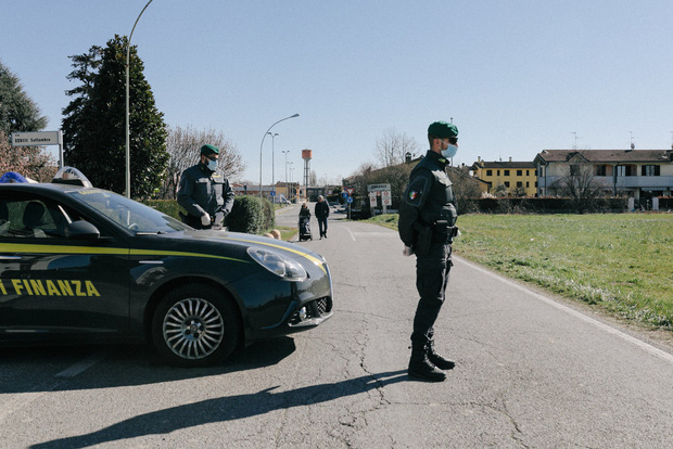 Nước &Yacute; trong ng&agrave;y đầu bị phong tỏa: Nhiều người l&aacute;ch luật bằng mọi c&aacute;ch, mặc lời k&ecirc;u gọi khẩn thiết từ ch&iacute;nh phủ - Ảnh 4.