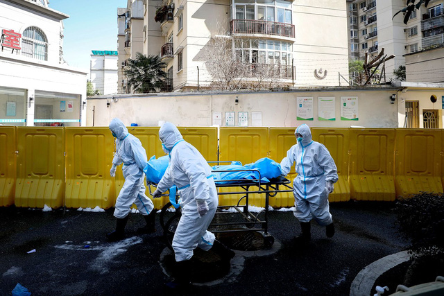  The Guardian: Tại sao đến b&acirc;y giờ WHO mới tuy&ecirc;n bố Covid-19 l&agrave; đại dịch, chuy&ecirc;n gia n&oacute;i bao giờ c&oacute; vaccine v&agrave; cần phải chuẩn bị g&igrave; cho điều đ&oacute;?  - Ảnh 1.