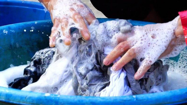  Quần &aacute;o của người nghi nhiễm virus corona mới Covid-19: Giặt ri&ecirc;ng th&ocirc;i l&agrave; chưa đủ, chuy&ecirc;n gia tiết lộ th&ecirc;m điều cần l&agrave;m nếu kh&ocirc;ng bạn vẫn bị l&acirc;y nhiễm như thường! - Ảnh 2.