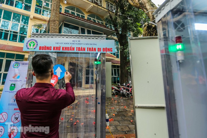 Buồng khử khuẩn toàn thân di động xuất hiện tại Hà Nội - Ảnh 1. Buồng khử khuẩn toàn thân di động xuất hiện tại Hà Nội - Ảnh 1.