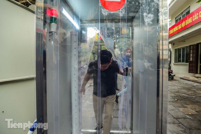 Buồng khử khuẩn toàn thân di động xuất hiện tại Hà Nội - Ảnh 2. Buồng khử khuẩn toàn thân di động xuất hiện tại Hà Nội - Ảnh 2.
