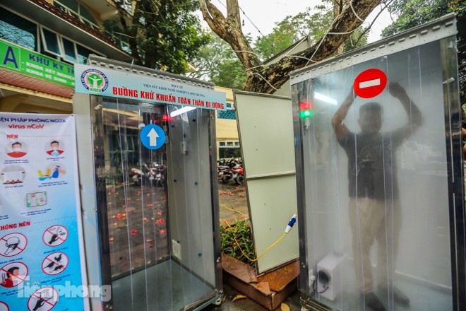 Buồng khử khuẩn toàn thân di động xuất hiện tại Hà Nội - Ảnh 3. Buồng khử khuẩn toàn thân di động xuất hiện tại Hà Nội - Ảnh 3.