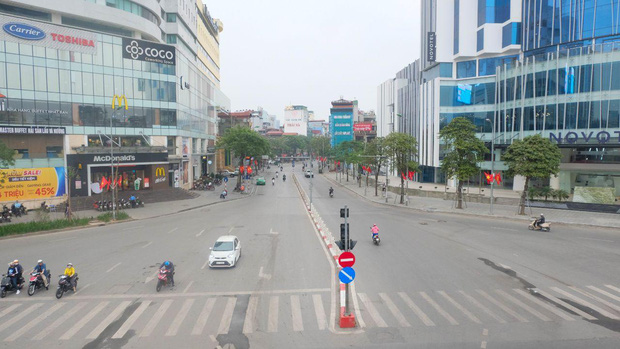 Ảnh: Phố phường H&agrave; Nội vắng như m&ugrave;ng 1 Tết v&igrave; dịch Covid-19 - Ảnh 1.