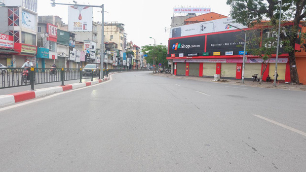 Ảnh: Phố phường H&agrave; Nội vắng như m&ugrave;ng 1 Tết v&igrave; dịch Covid-19 - Ảnh 2.