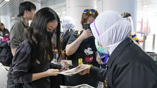 M&ugrave;a dịch Covid-19: Khi đi l&agrave;m nếu bạn thường xuy&ecirc;n phải tiếp x&uacute;c với người kh&aacute;c, chuy&ecirc;n gia khuy&ecirc;n mỗi ng&agrave;y cần l&agrave;m đủ 6 việc - Ảnh 4.