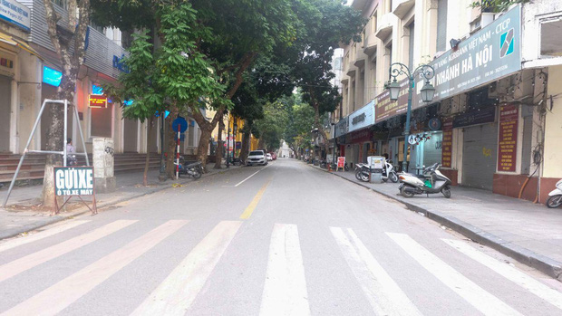 Ảnh: Phố phường H&agrave; Nội vắng như m&ugrave;ng 1 Tết v&igrave; dịch Covid-19 - Ảnh 4.