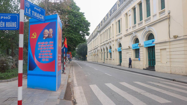 Ảnh: Phố phường H&agrave; Nội vắng như m&ugrave;ng 1 Tết v&igrave; dịch Covid-19 - Ảnh 5.