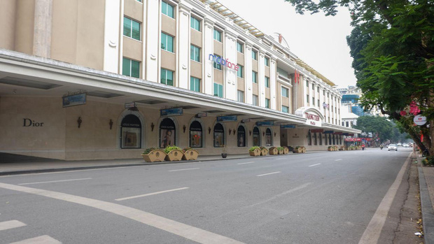 Ảnh: Phố phường H&agrave; Nội vắng như m&ugrave;ng 1 Tết v&igrave; dịch Covid-19 - Ảnh 7.