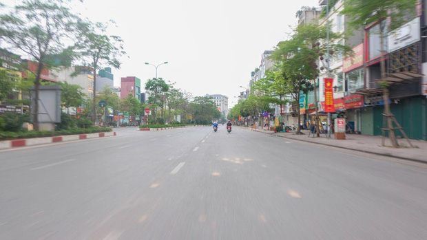 Ảnh: Phố phường H&agrave; Nội vắng như m&ugrave;ng 1 Tết v&igrave; dịch Covid-19 - Ảnh 9.