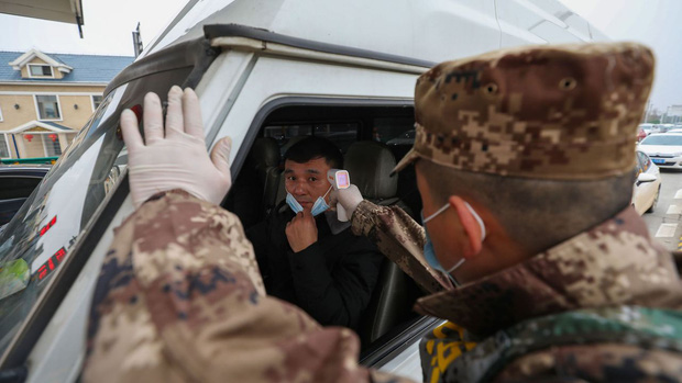 Chuyện người t&agrave;i xế gần 1 th&aacute;ng mắc kẹt giữa mu&ocirc;n tr&ugrave;ng xa lộ Trung Quốc thời dịch Covid-19, bật kh&oacute;c v&igrave; thiếu ngủ v&agrave; sợ chết v&ocirc; danh t&iacute;nh tr&ecirc;n đường - Ảnh 2.