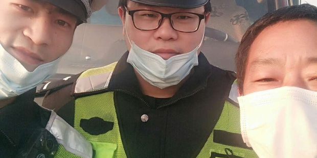 Chuyện người t&agrave;i xế gần 1 th&aacute;ng mắc kẹt giữa mu&ocirc;n tr&ugrave;ng xa lộ Trung Quốc thời dịch Covid-19, bật kh&oacute;c v&igrave; thiếu ngủ v&agrave; sợ chết v&ocirc; danh t&iacute;nh tr&ecirc;n đường - Ảnh 3.