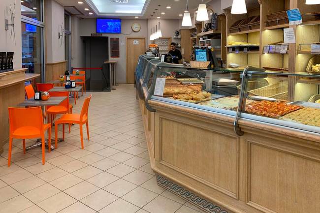  H&agrave;nh động hơn vạn lời n&oacute;i: H&igrave;nh ảnh cho thấy người d&acirc;n Italy nghi&ecirc;m chỉnh chấp h&agrave;nh quy tắc một m&eacute;t để đẩy l&ugrave;i giặc Covid-19 - Ảnh 10.