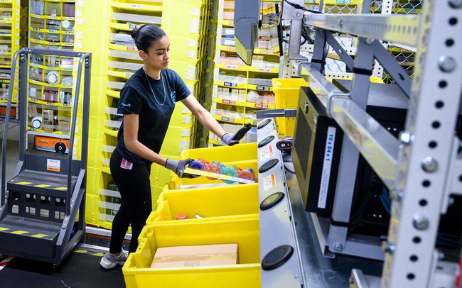  Thay v&igrave; sa thải nh&acirc;n vi&ecirc;n h&agrave;ng loạt, virus corona khiến Amazon phải tuyển th&ecirc;m 100.000 người  - Ảnh 1.
