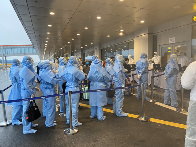 [Ảnh] B&ecirc;n trong những chuyến bay Vietnam Airlines trở về từ t&acirc;m dịch ch&acirc;u &Acirc;u - Ảnh 12.