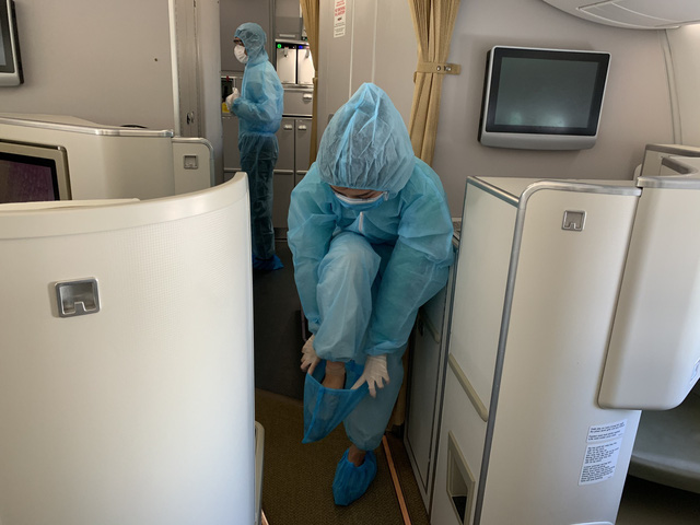 [Ảnh] B&ecirc;n trong những chuyến bay Vietnam Airlines trở về từ t&acirc;m dịch ch&acirc;u &Acirc;u - Ảnh 4.