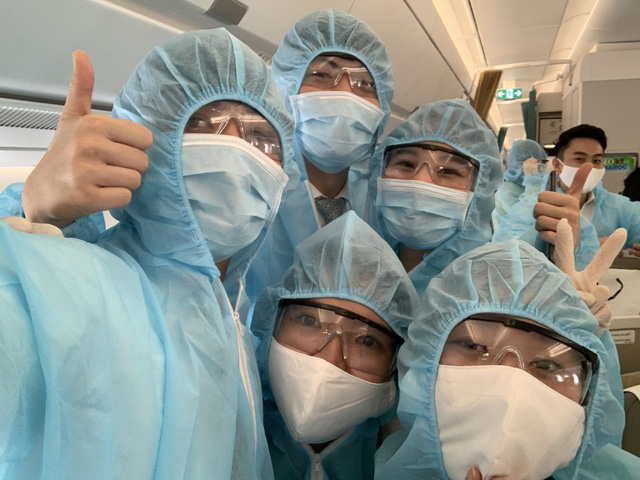 [Ảnh] B&ecirc;n trong những chuyến bay Vietnam Airlines trở về từ t&acirc;m dịch ch&acirc;u &Acirc;u - Ảnh 5.