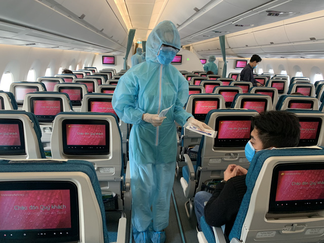 [Ảnh] B&ecirc;n trong những chuyến bay Vietnam Airlines trở về từ t&acirc;m dịch ch&acirc;u &Acirc;u - Ảnh 8.