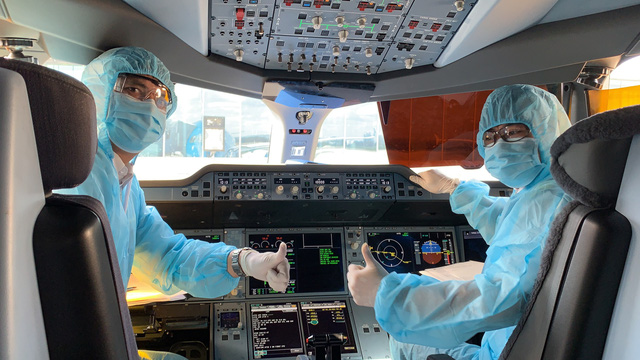 [Ảnh] B&ecirc;n trong những chuyến bay Vietnam Airlines trở về từ t&acirc;m dịch ch&acirc;u &Acirc;u - Ảnh 9.