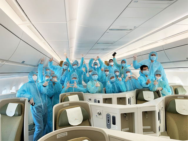 [Ảnh] B&ecirc;n trong những chuyến bay Vietnam Airlines trở về từ t&acirc;m dịch ch&acirc;u &Acirc;u - Ảnh 10.