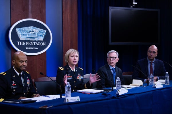 Đối chọi với kẻ thù vô hình Covid-19, quân đội nước Mỹ cũng có thể tham chiến bằng cả máy bay và tàu thủy - Ảnh 4. Đối chọi với kẻ thù vô hình Covid-19, quân đội nước Mỹ cũng có thể tham chiến bằng cả máy bay và tàu thủy - Ảnh 4.