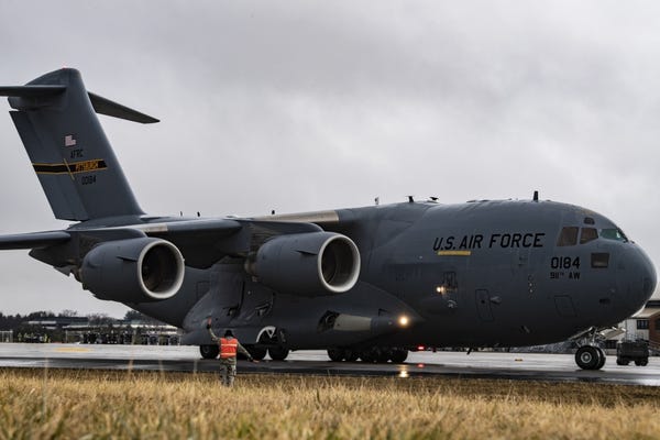 Đối chọi với kẻ thù vô hình Covid-19, quân đội nước Mỹ cũng có thể tham chiến bằng cả máy bay và tàu thủy - Ảnh 16. Đối chọi với kẻ thù vô hình Covid-19, quân đội nước Mỹ cũng có thể tham chiến bằng cả máy bay và tàu thủy - Ảnh 16.