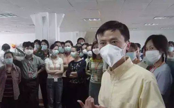 Jack Ma tạo ra website TMĐT hơn 700 triệu người d&ugrave;ng giữa đại dịch SARS d&ugrave; bản th&acirc;n v&agrave; 500 nh&acirc;n vi&ecirc;n Alibaba bị c&aacute;ch ly: Khi khủng hoảng đừng nghĩ đ&oacute; l&agrave; cơ hội, h&atilde;y t&igrave;m xem mọi người cần g&igrave; v&agrave; đ&aacute;p ứng cho họ - Ảnh 1.