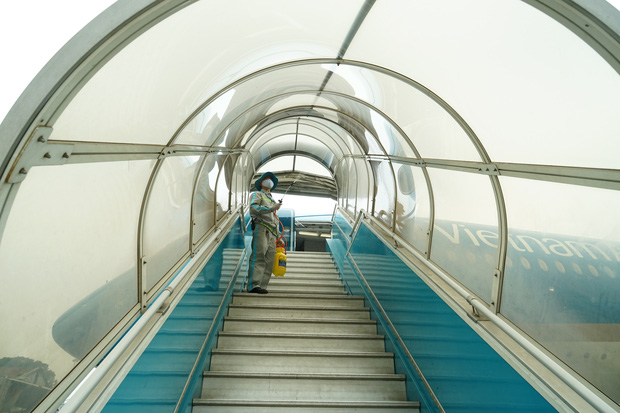 Vệ sinh khử trùng trên mỗi chuyến bay như thế nào để phòng dịch Covid-19? - Ảnh 7. Vệ sinh khử trùng trên mỗi chuyến bay như thế nào để phòng dịch Covid-19? - Ảnh 7.