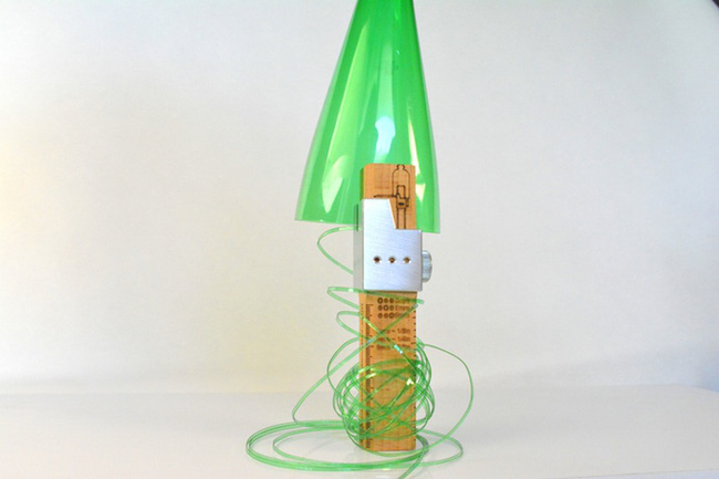 Dụng cụ đơn giản này có thể biến vỏ chai nhựa thành những sợi dây chỉ trong vài nốt nhạc - Ảnh 1. Dụng cụ đơn giản này có thể biến vỏ chai nhựa thành những sợi dây chỉ trong vài nốt nhạc - Ảnh 1.