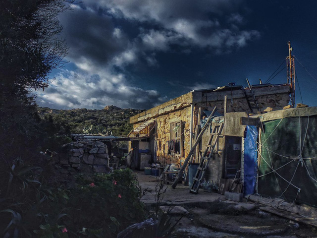 Robinson tr&ecirc;n đảo hoang: Sống ở nơi an to&agrave;n nhất tr&aacute;i đất, kh&ocirc;ng Covid-19, được Mẹ thi&ecirc;n nhi&ecirc;n vỗ về - Ảnh 1.