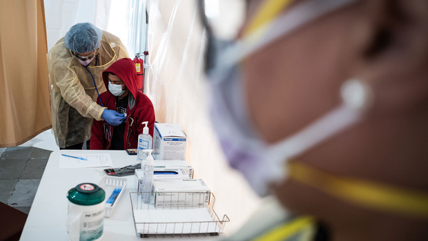 Mỹ thừa nhận hết hy vọng kiểm soát sự lây lan của virus corona, từ bỏ xét nghiệm diện rộng và đổi chiến thuật chống lại đại dịch Covid-19 - Ảnh 2. Mỹ thừa nhận hết hy vọng kiểm soát sự lây lan của virus corona, từ bỏ xét nghiệm diện rộng và đổi chiến thuật chống lại đại dịch Covid-19 - Ảnh 2.