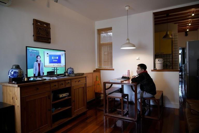 Thế giới chuyển trạng thái online vì dịch bệnh Covid-19: Người người tự cách ly, mua sắm, làm việc đều qua mạng để bảo vệ sức khỏe và thắt chặt tình cảm gia đình - Ảnh 2. Thế giới chuyển trạng thái online vì dịch bệnh Covid-19: Người người tự cách ly, mua sắm, làm việc đều qua mạng để bảo vệ sức khỏe và thắt chặt tình cảm gia đình - Ảnh 2.