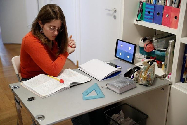 Thế giới chuyển trạng thái online vì dịch bệnh Covid-19: Người người tự cách ly, mua sắm, làm việc đều qua mạng để bảo vệ sức khỏe và thắt chặt tình cảm gia đình - Ảnh 3. Thế giới chuyển trạng thái online vì dịch bệnh Covid-19: Người người tự cách ly, mua sắm, làm việc đều qua mạng để bảo vệ sức khỏe và thắt chặt tình cảm gia đình - Ảnh 3.