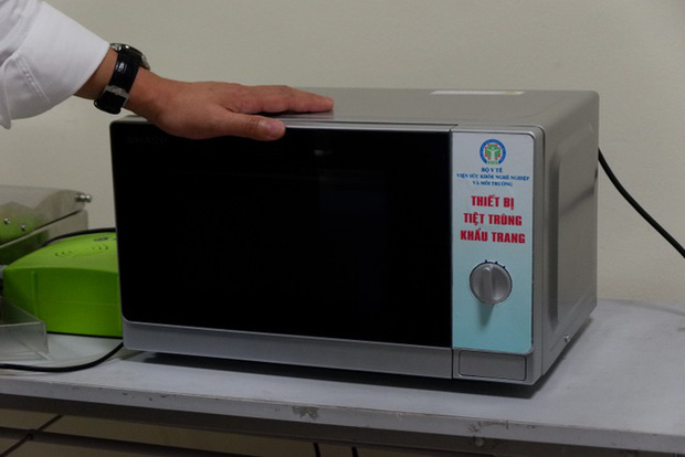 Cần biết: 3 c&aacute;ch khử khuẩn khẩu trang ph&ograve;ng dịch COVID-19 bằng l&ograve; vi s&oacute;ng - Ảnh 1.