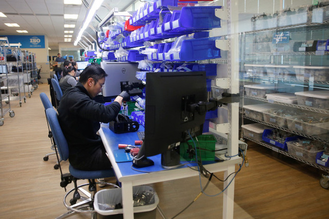 Hoảng loạn v&igrave; Covid-19 ai cũng giống nhau: D&acirc;n thường tranh mua giấy vệ sinh, giới si&ecirc;u gi&agrave;u l&ugrave;ng mua m&aacute;y thở! - Ảnh 2.