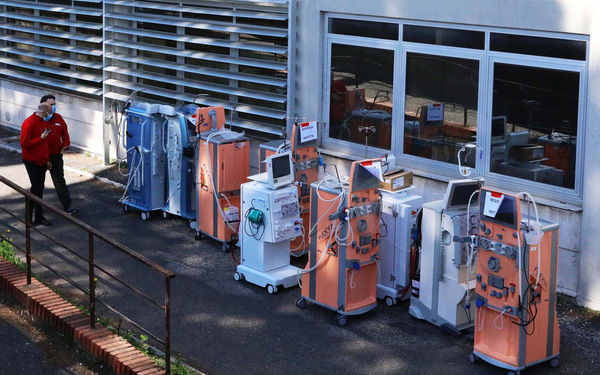 Hoảng loạn v&igrave; Covid-19 ai cũng giống nhau: D&acirc;n thường tranh mua giấy vệ sinh, giới si&ecirc;u gi&agrave;u l&ugrave;ng mua m&aacute;y thở! - Ảnh 1.