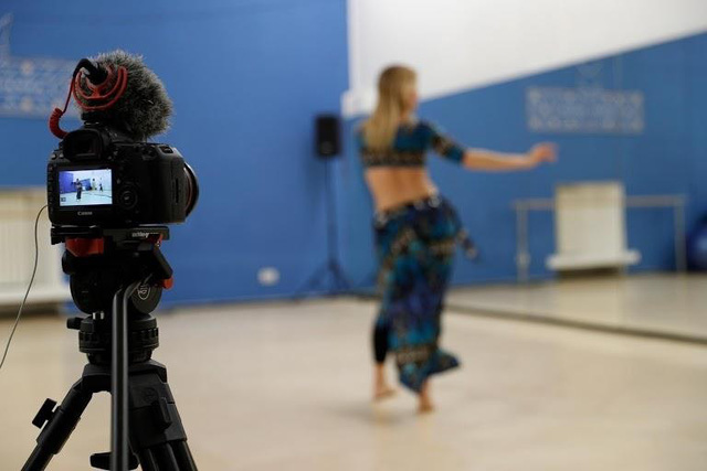 Thế giới chuyển trạng thái online vì dịch bệnh Covid-19: Người người tự cách ly, mua sắm, làm việc đều qua mạng để bảo vệ sức khỏe và thắt chặt tình cảm gia đình - Ảnh 4. Thế giới chuyển trạng thái online vì dịch bệnh Covid-19: Người người tự cách ly, mua sắm, làm việc đều qua mạng để bảo vệ sức khỏe và thắt chặt tình cảm gia đình - Ảnh 4.