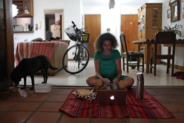 Thế giới chuyển trạng thái online vì dịch bệnh Covid-19: Người người tự cách ly, mua sắm, làm việc đều qua mạng để bảo vệ sức khỏe và thắt chặt tình cảm gia đình - Ảnh 5. Thế giới chuyển trạng thái online vì dịch bệnh Covid-19: Người người tự cách ly, mua sắm, làm việc đều qua mạng để bảo vệ sức khỏe và thắt chặt tình cảm gia đình - Ảnh 5.