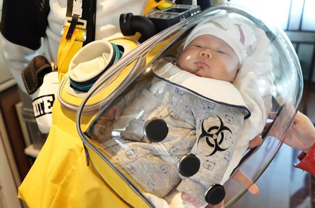 Lấy cảm hứng từ trò chơi online nổi tiếng, ông bố trẻ ở Trung Quốc chế tạo balo đặc biệt để bảo vệ con trai cưng giữa mùa dịch Covid-19 hoành hành - Ảnh 3. Lấy cảm hứng từ trò chơi online nổi tiếng, ông bố trẻ ở Trung Quốc chế tạo balo đặc biệt để bảo vệ con trai cưng giữa mùa dịch Covid-19 hoành hành - Ảnh 3.